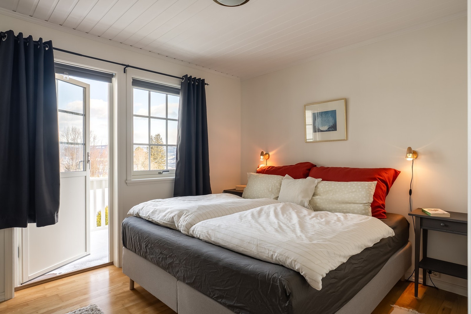 3 av hoveddelens 5 soverom ligger i 1. etasje. Hovedsoverommet er på 11 kvm Galleribilde