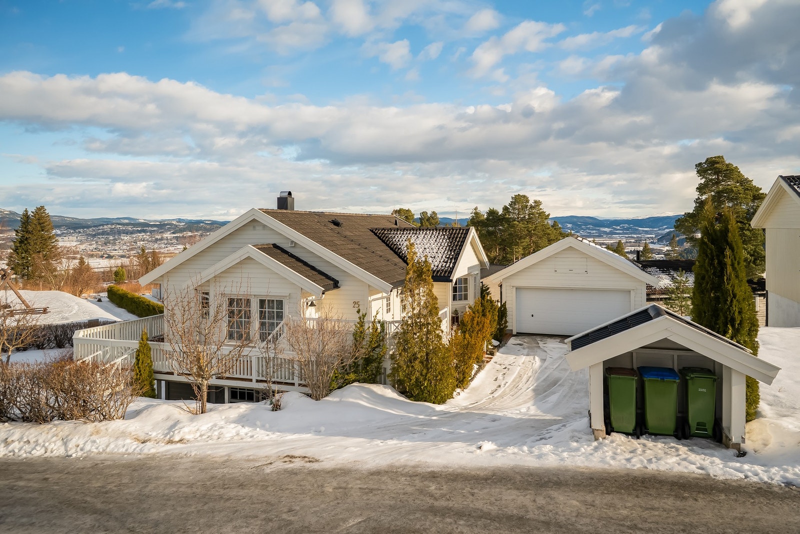 Eiendommen har hjørnetomt, utleie i sokkel med egen innkjørsel og gårdsplass, dobbelgarasje og boligen fremstår jevnt over svært velholdt Galleribilde