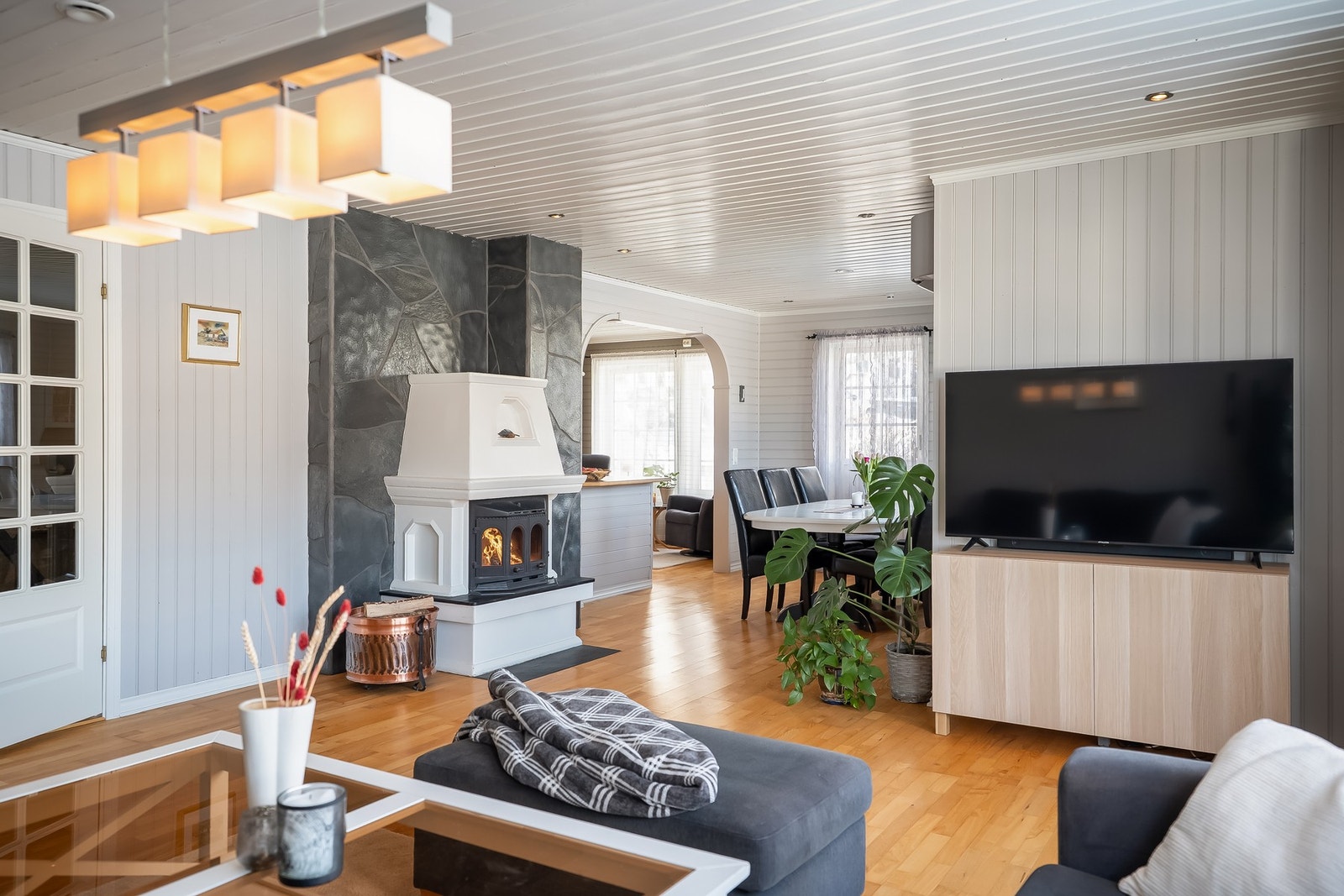 Av oppvarmingskilder har man både vedovn og varmepumpe Galleribilde