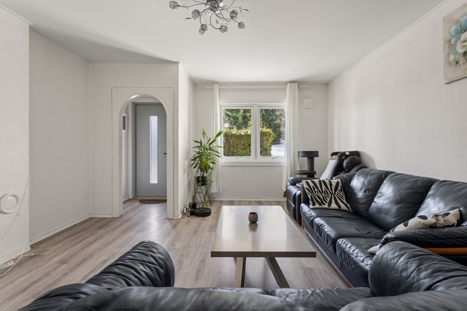 Både inngangsdør og stuevinduer ble skiftet ut i regi av brl nå i 2026. Galleribilde