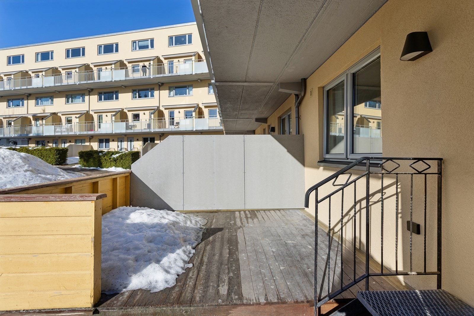 Stor, sydvestvendt terrasse på ca. 9,5 kvm med gode solforhold. Galleribilde