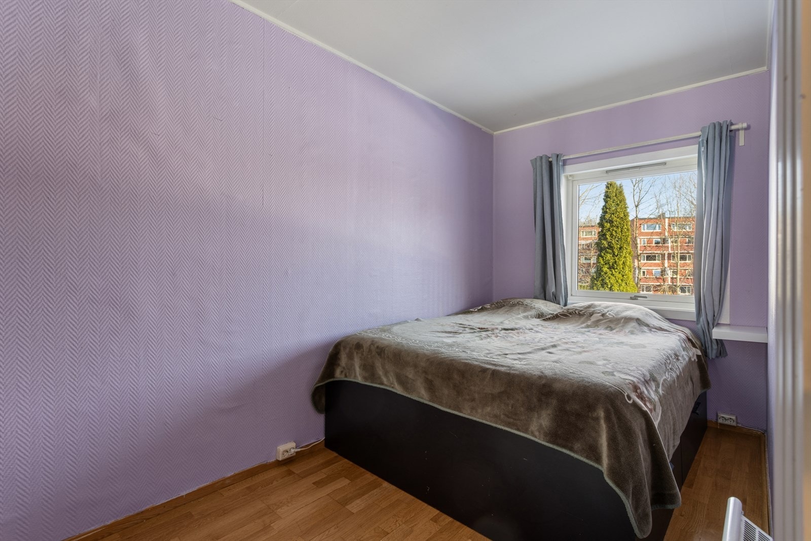 Romslig soverom med plass til dobbeltseng. Galleribilde