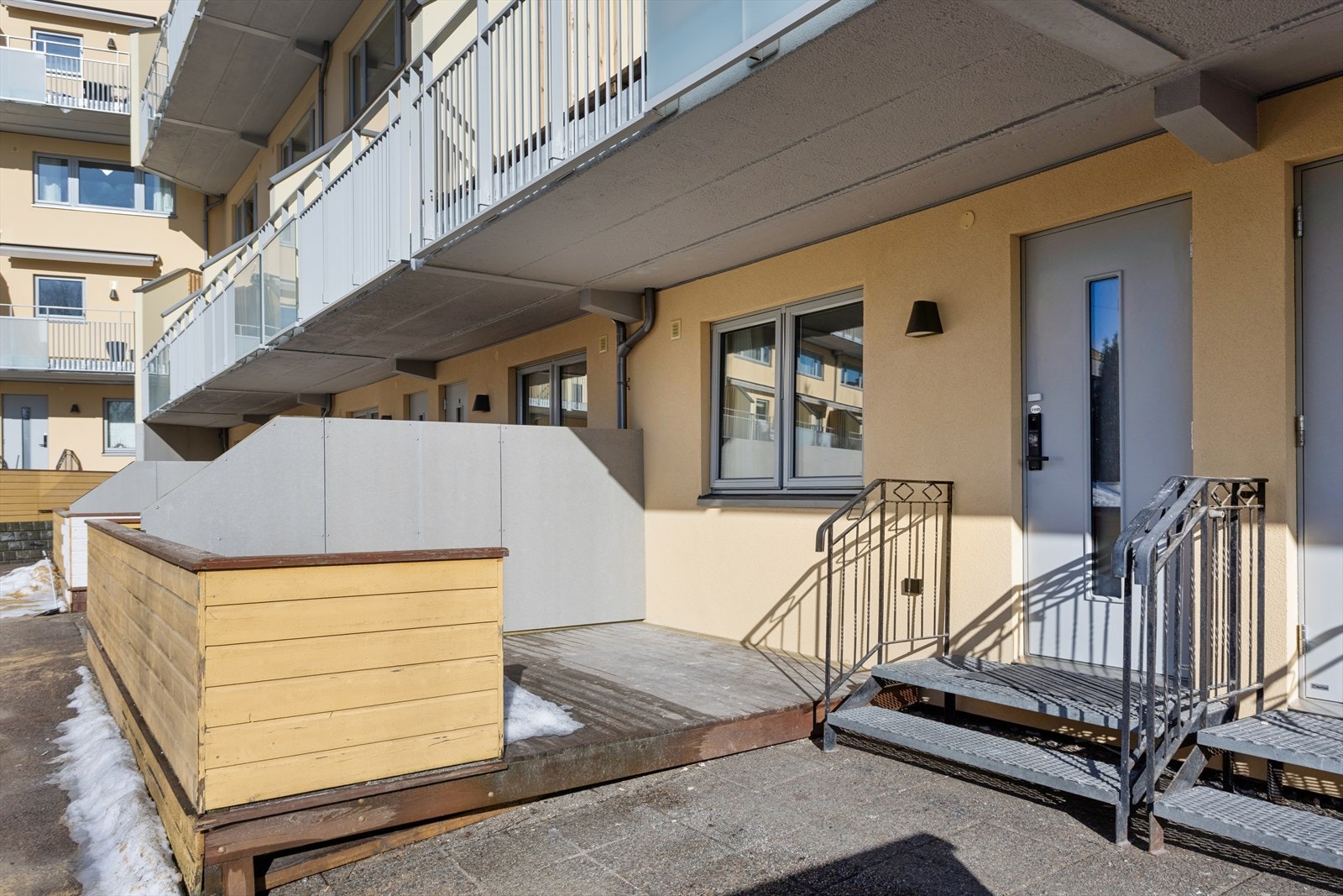 Hyggelig inngangsparti med splitter ny fasade! Galleribilde