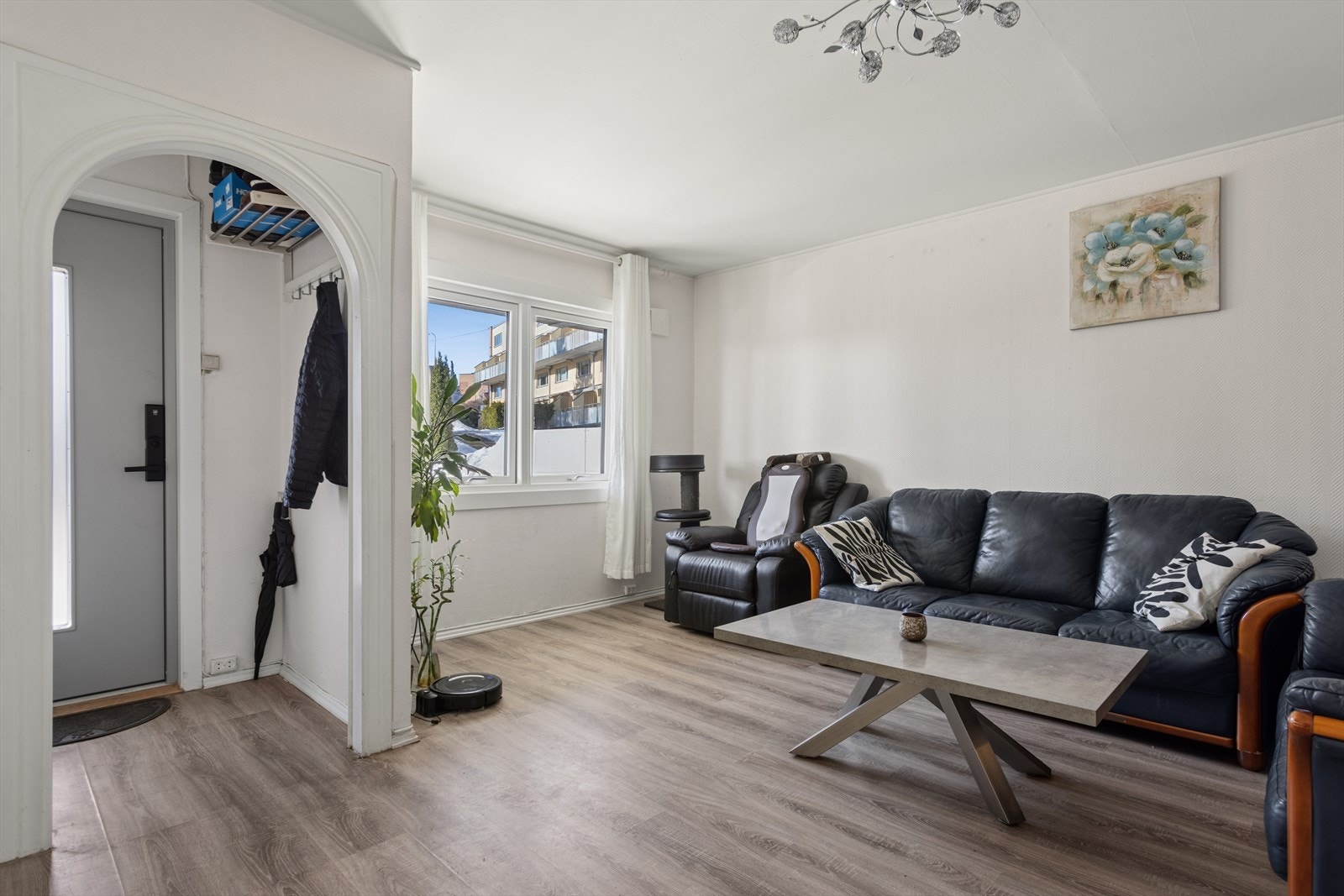 Fra entréen har du adkomst til en romslig stue med flere innredningsmuligheter. Galleribilde