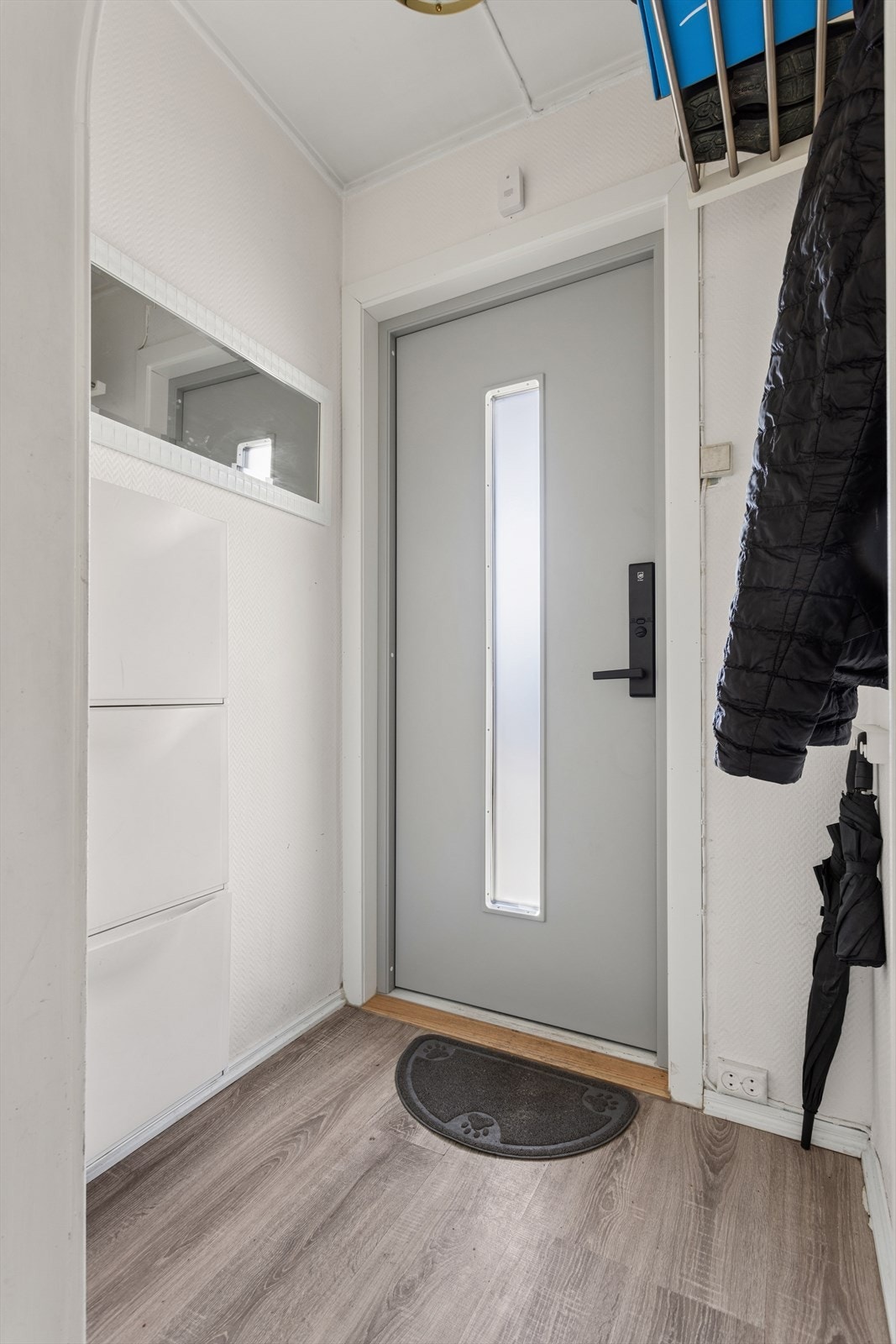 Lys og praktisk entré med plass til å henge fra seg yttertøy og sett fra seg sko. Helt ny inngangsdør. Galleribilde