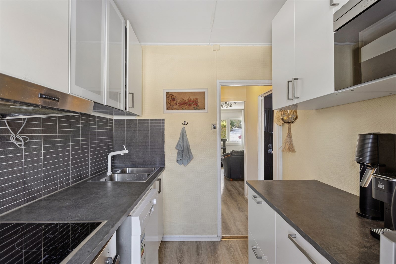 Oppvaskmaskin, stekeovn, koketopp, mikroovn og kjøl/frys medfølger. Galleribilde