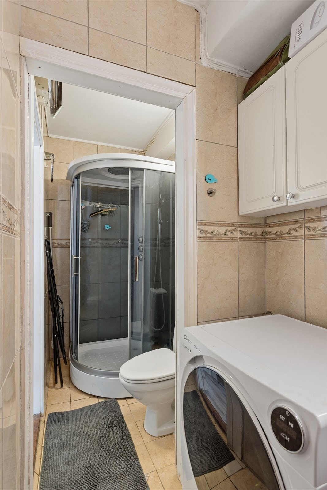 Badet er flislagt og utvidet. Innredningen består Dusjkabinett, servant med underskap og speiloverskapo og klosett. Galleribilde