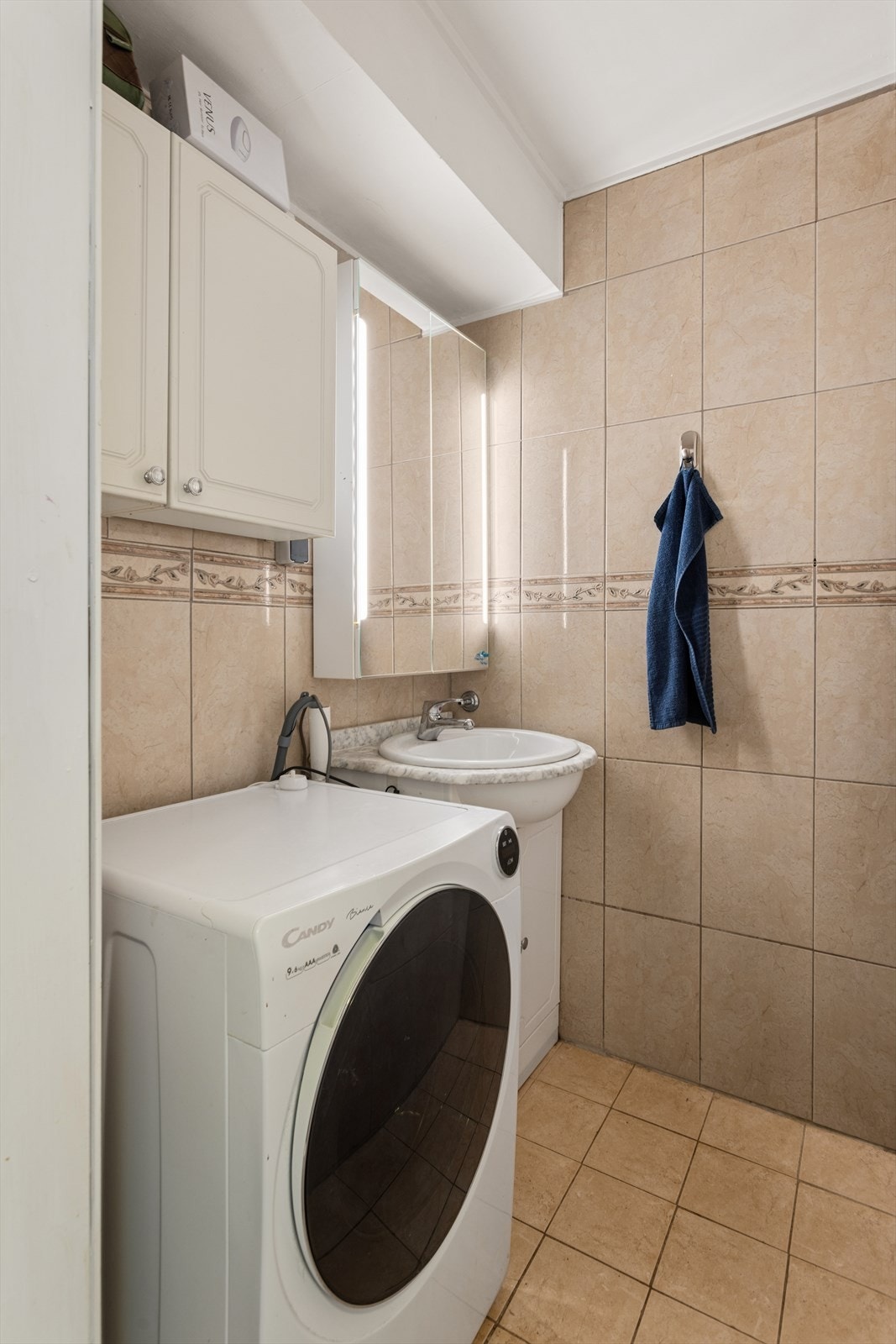 Opplegg for vaskemaskin. Oppvarming av bad med stråleovn over dør. Galleribilde