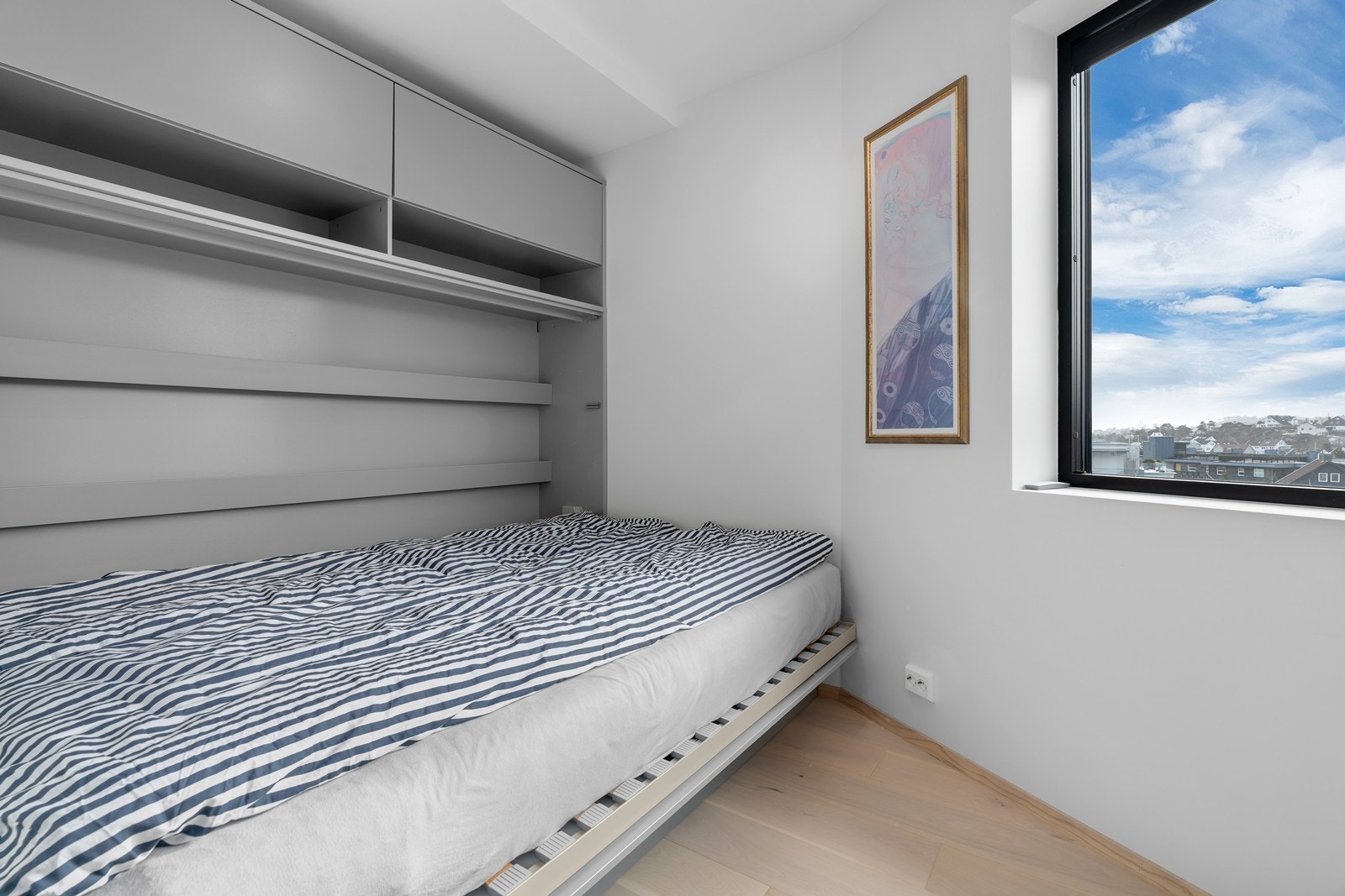 Svært praktisk gjesteseng løsning på soverom nr 2. Denne seksjonen med innfellbar seng er kostbar og følger med leiligheten Galleribilde