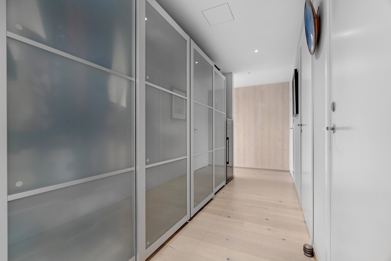 Masse garderobeplass i gangen Galleribilde