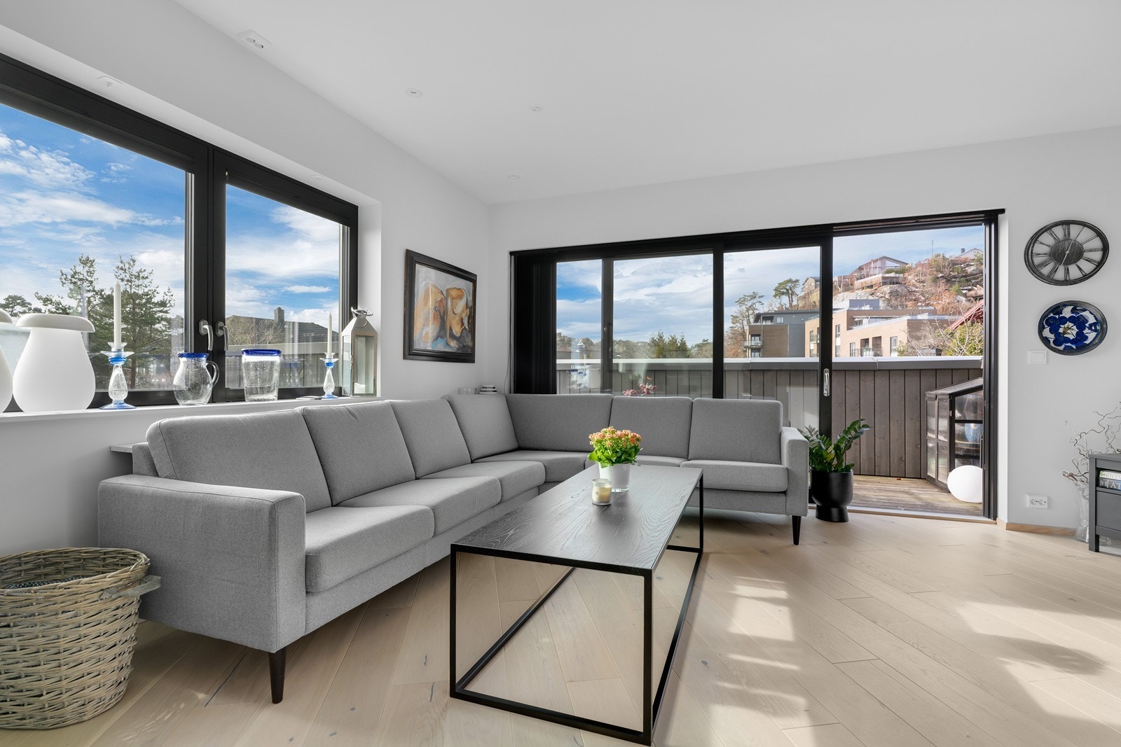 Stor skyvedør er praktisk og funksjonelt på varme sommerdager Galleribilde