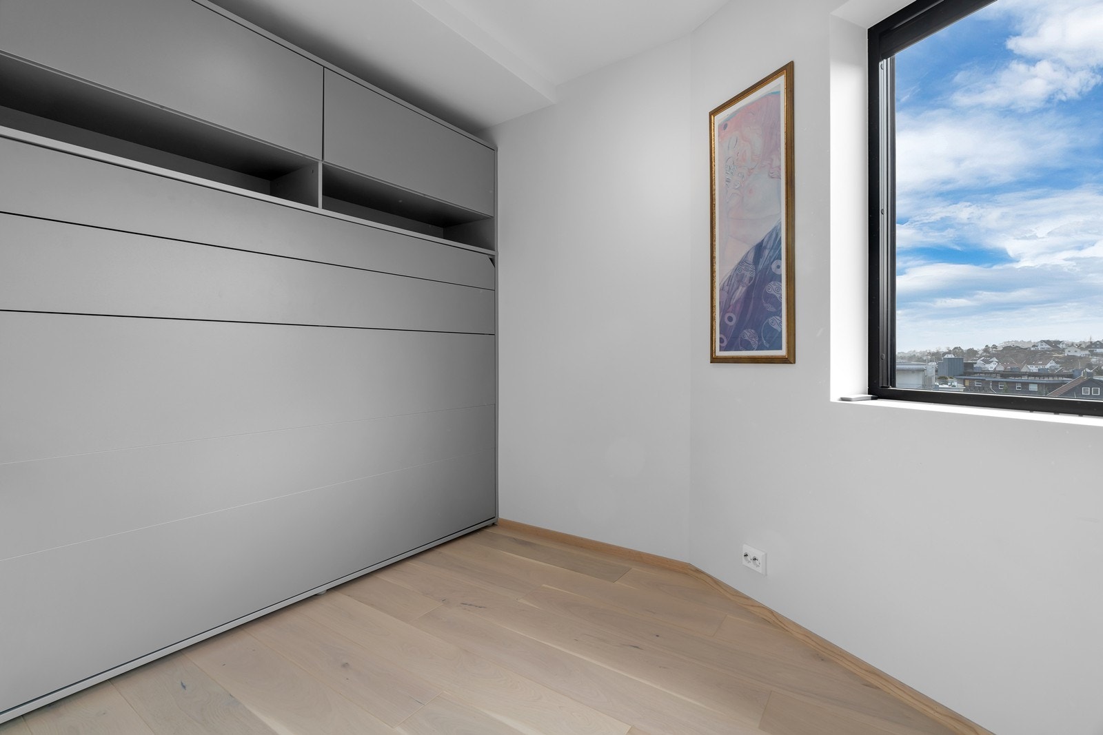 Sengen oppfelt og dermed fristilles masse gulvplass. Rommet brukes i dag som gjesterom og kontor. Galleribilde