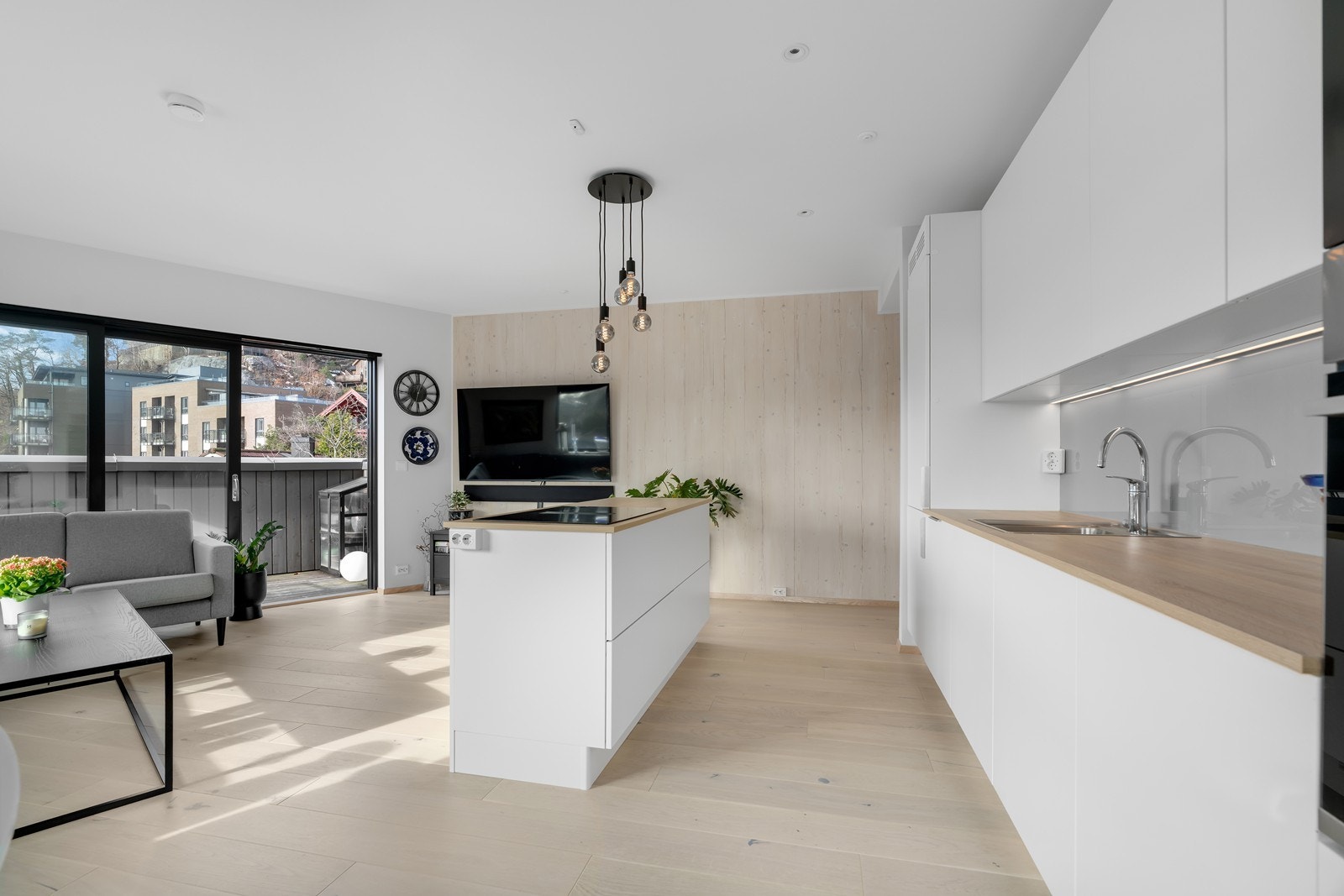 På kjøkkenet er det god skap og benkplass. Galleribilde