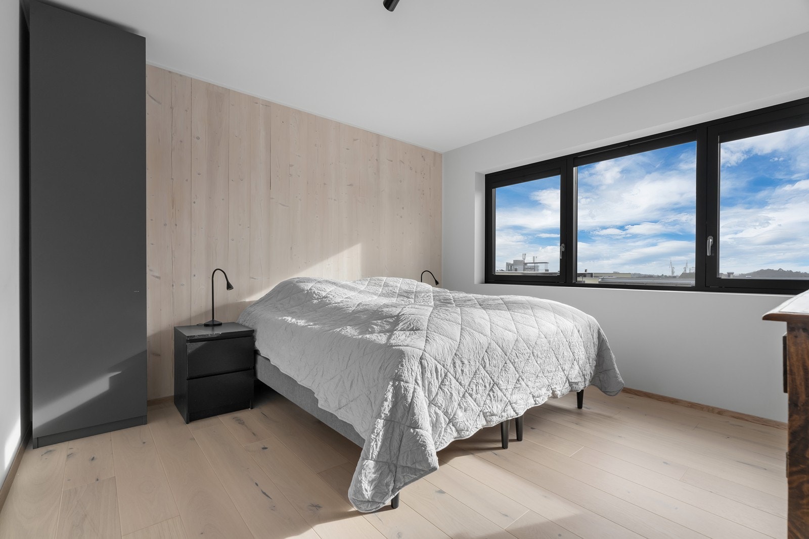 Romslig hovedsoverom med god plass til dobbeltseng og garderobeløsning. Store vinduer gir mye lys Galleribilde