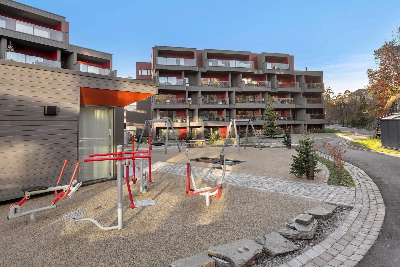 Hyggelig lekeplass like utenfor døren. Galleribilde