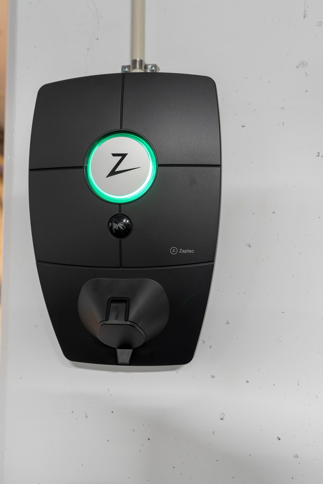 EL-bil lader ferdig installert på plassen Galleribilde