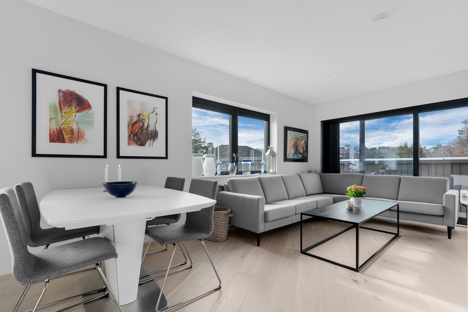 Romslig stue med god plass til sofa og flere sittegrupper. Galleribilde