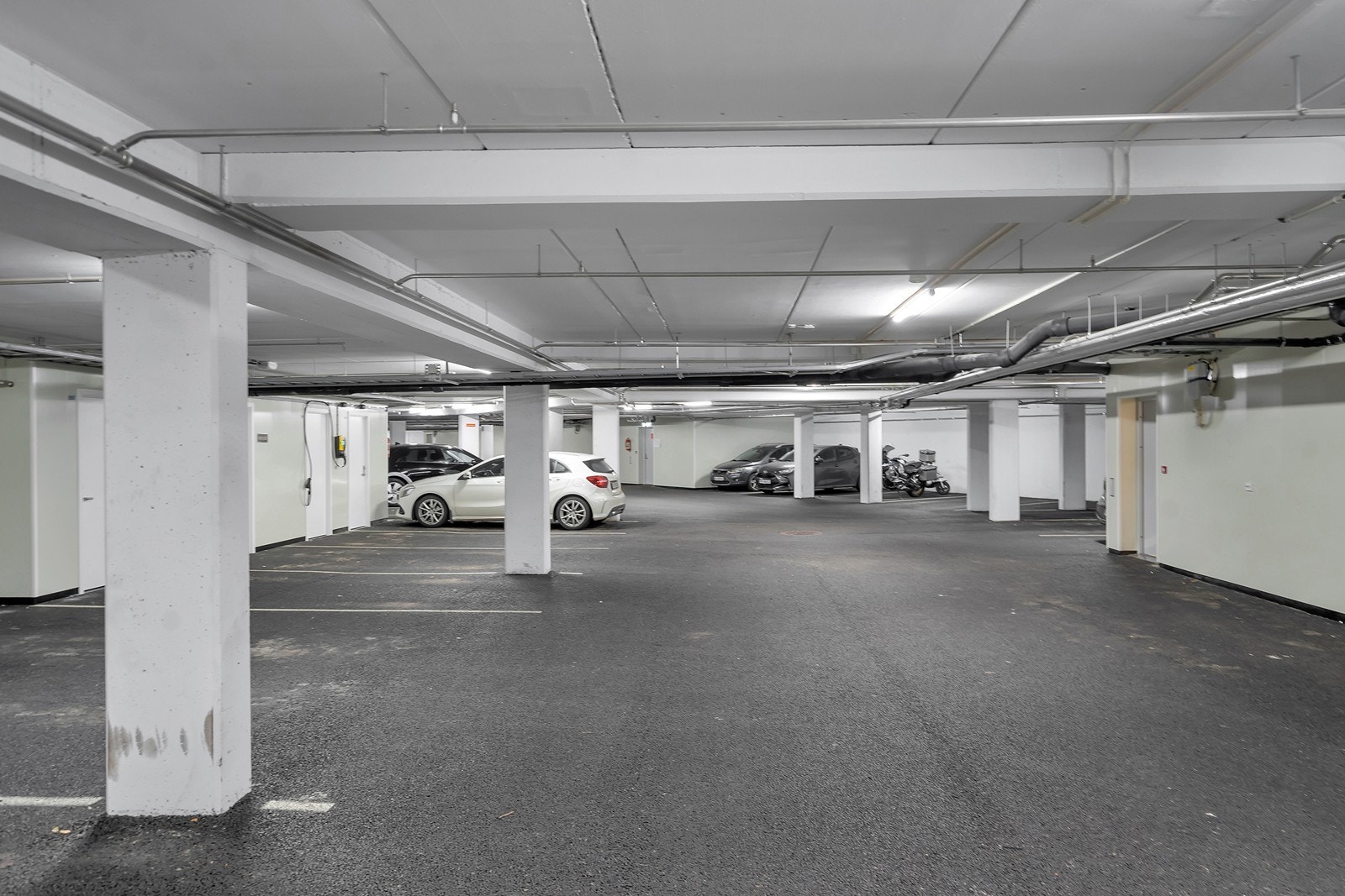 God bredde og plass i parkeringskjelleren. Her finnes også gjesteparkeringer som kan bookes Galleribilde