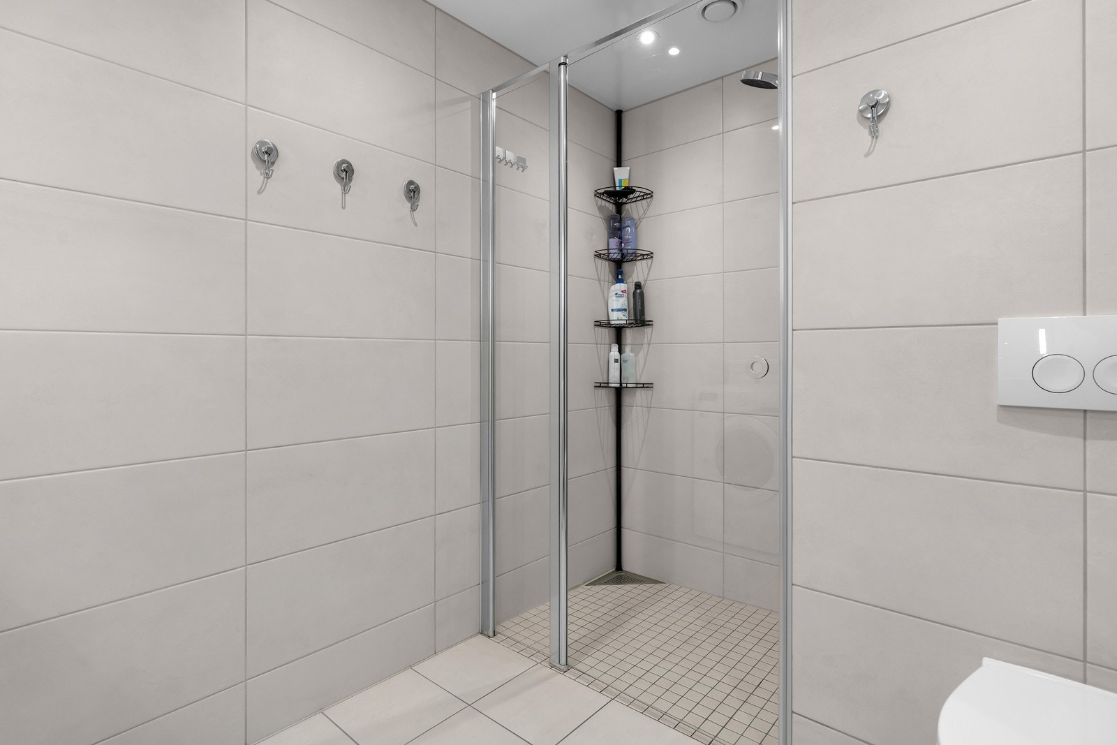 Stilrent bad med integrert dusj. Galleribilde