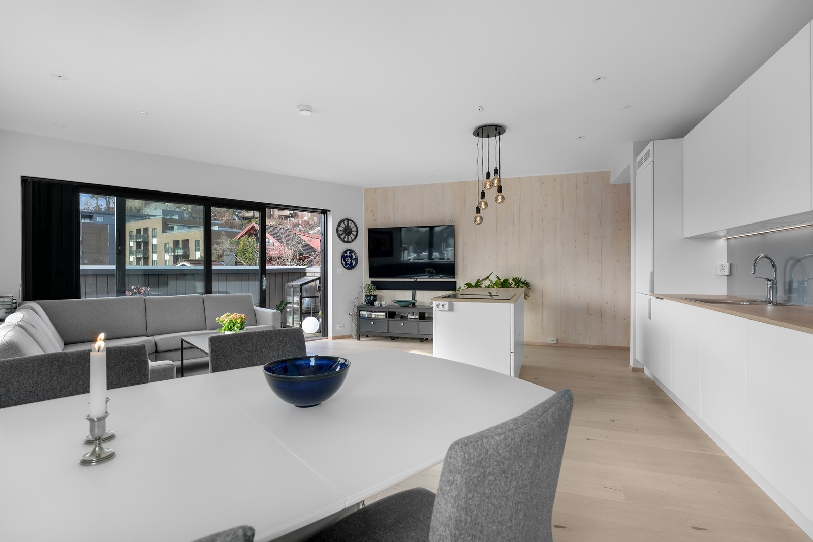 Store vindusflater som slipper inn rikelig med naturlig lys. Galleribilde