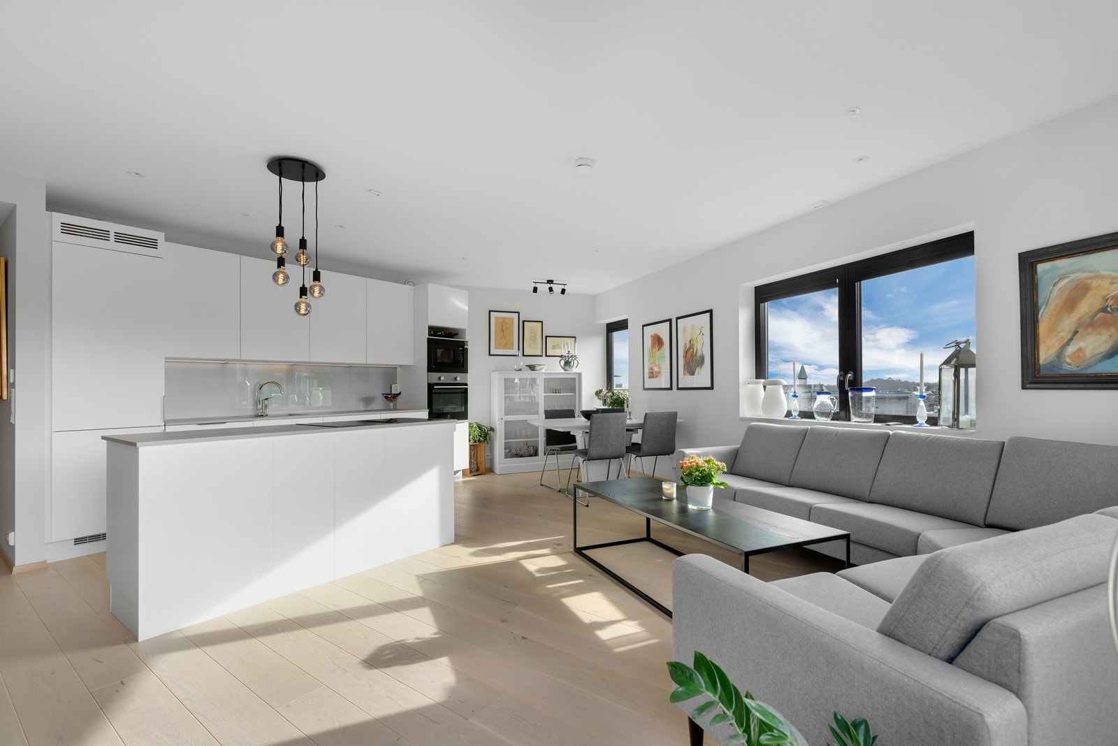 Åpen stue og kjøkken løsning som skaper en romslig atmosfære. Galleribilde