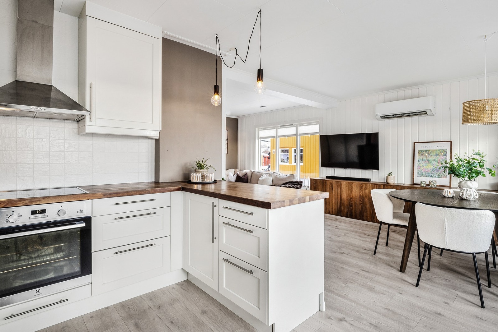 Spisesonen ligger i praktisk og fin tilknytning til stue og kjøkken Galleribilde