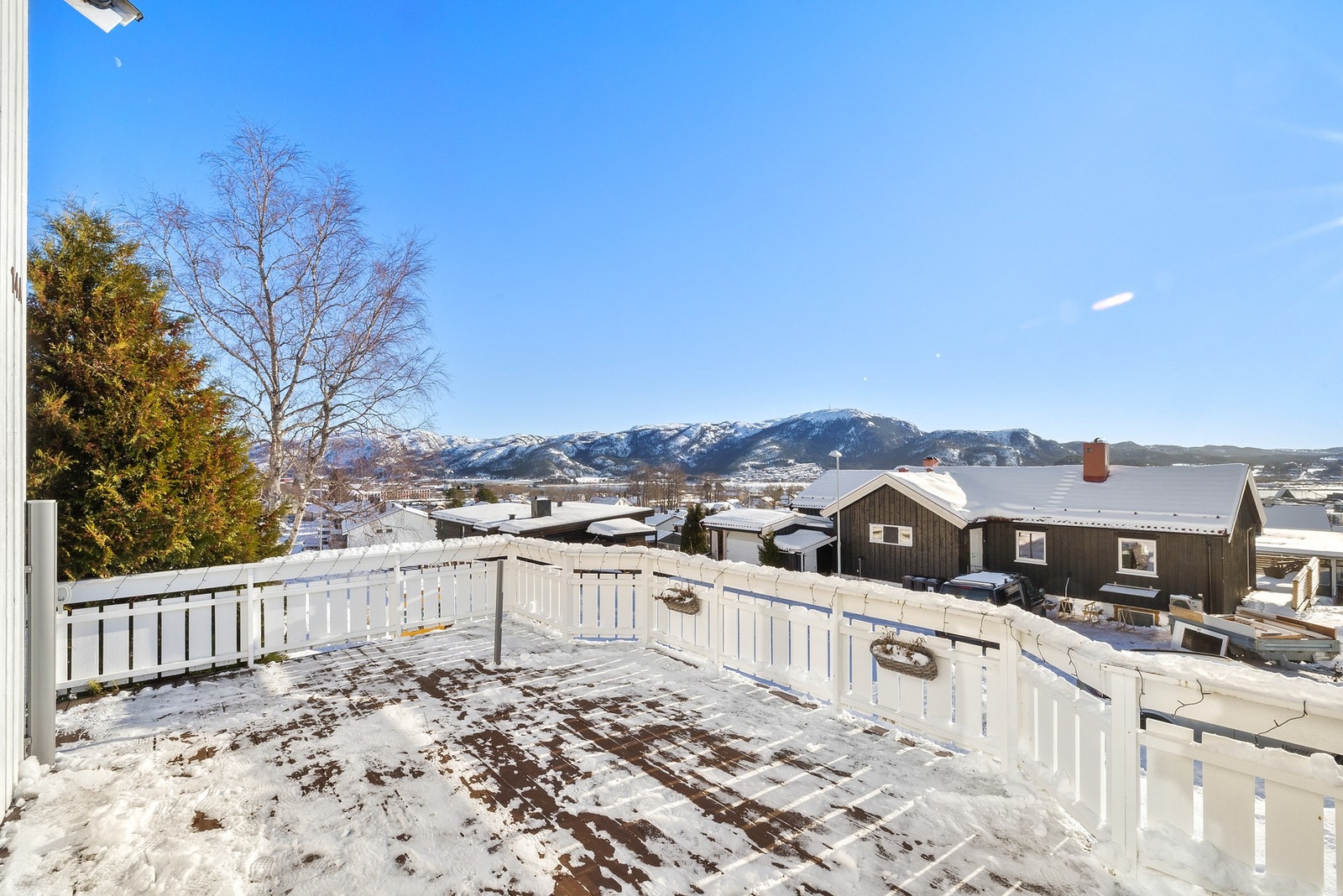 Boligen har en høy og solrik sørvendt beliggenhet. Gode solforhold og fin utsikt Galleribilde