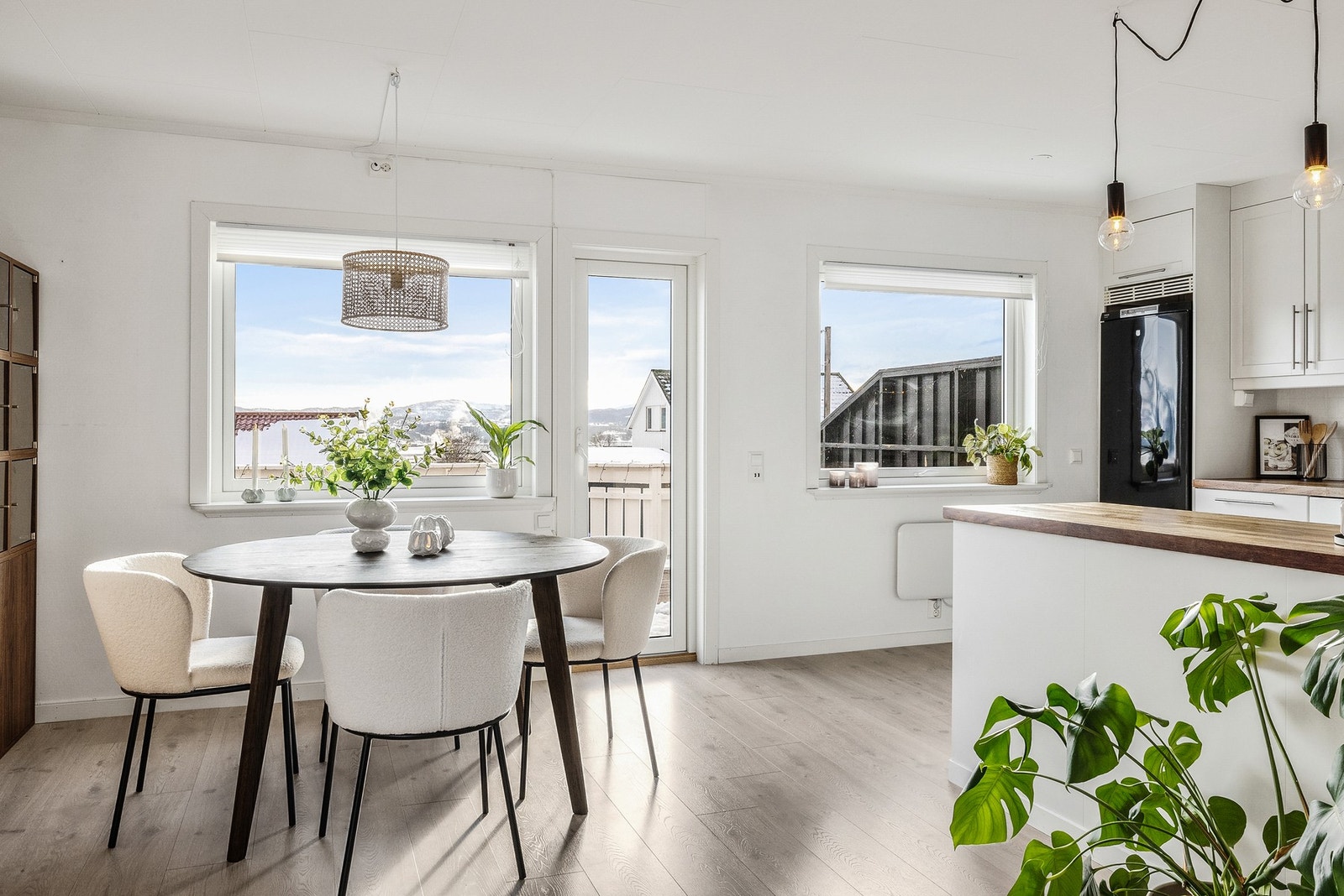 Åpen planløsning mellom stue og kjøkken gir en luftig og romslig atmosfære Galleribilde