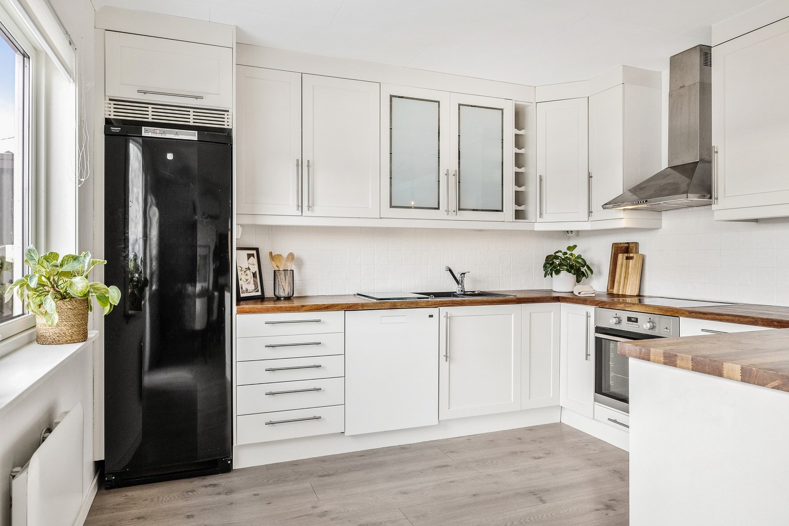 Lyst og funksjonelt kjøkken med klassisk og tidløst design Galleribilde