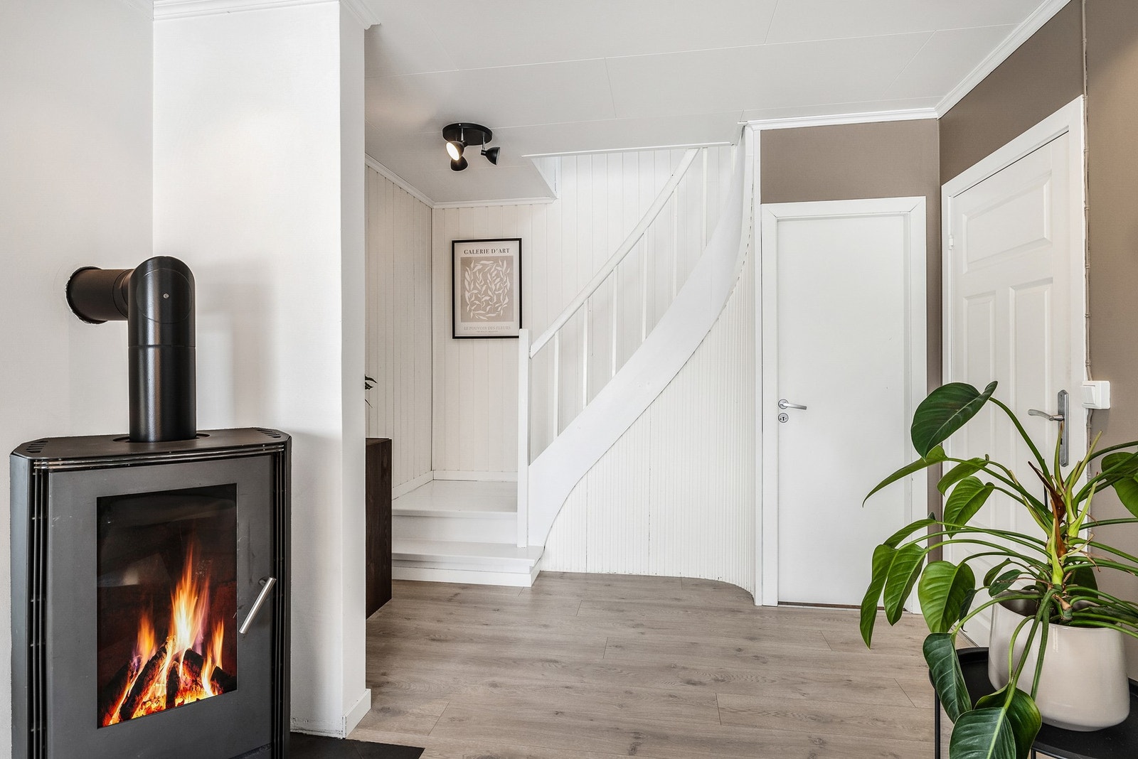 Oppvarming med vedovn og varmepumpe. Solcelleanlegg ble installert i 2019 Galleribilde