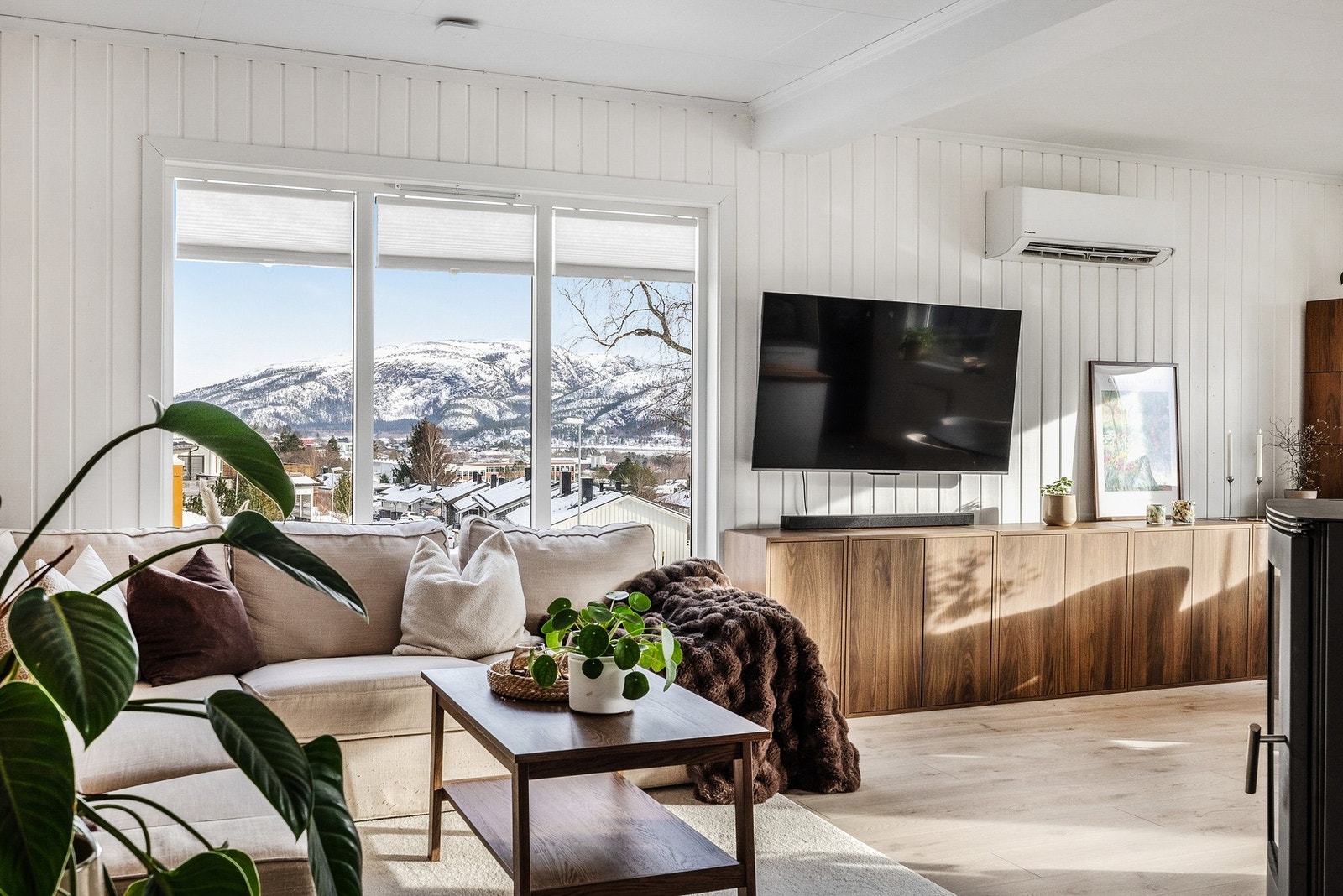 Lys og innbydende stue med godt lysinnslipp Galleribilde