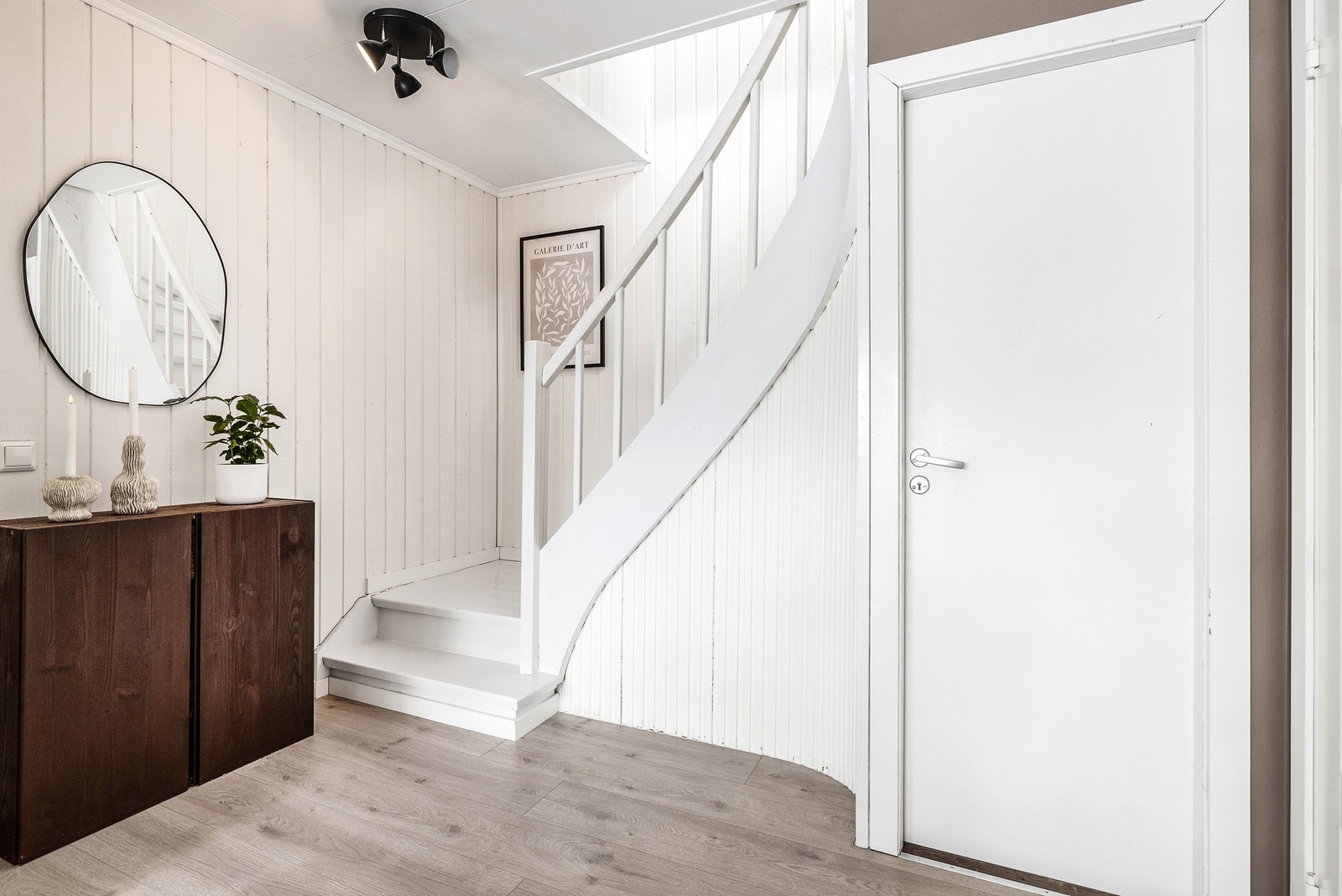 Trappen fører opp til boligens 2. etasje Galleribilde