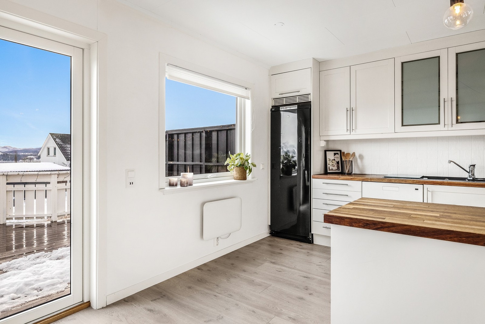 Rikelig med naturlig lys fra vindusflater Galleribilde