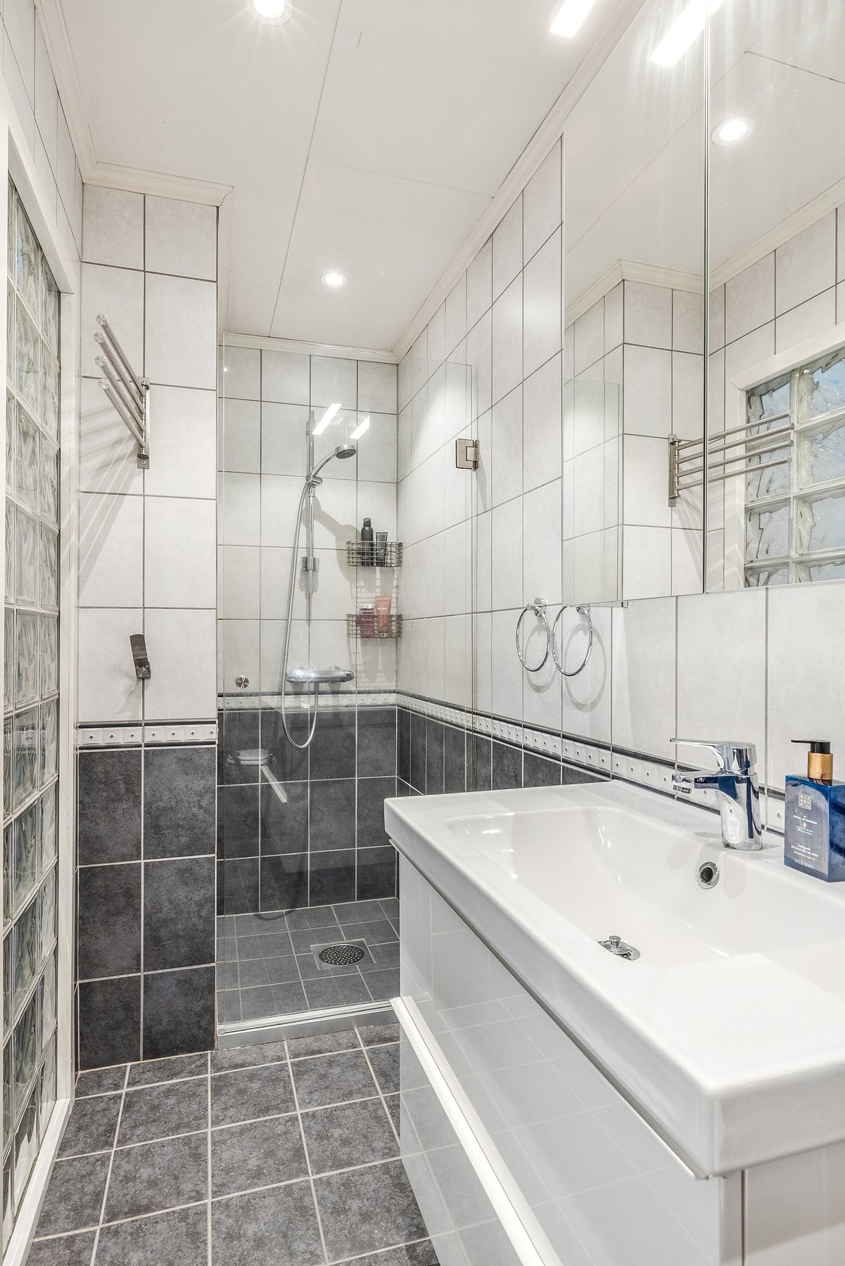 Baderom med flislagte vegger og gulv Galleribilde