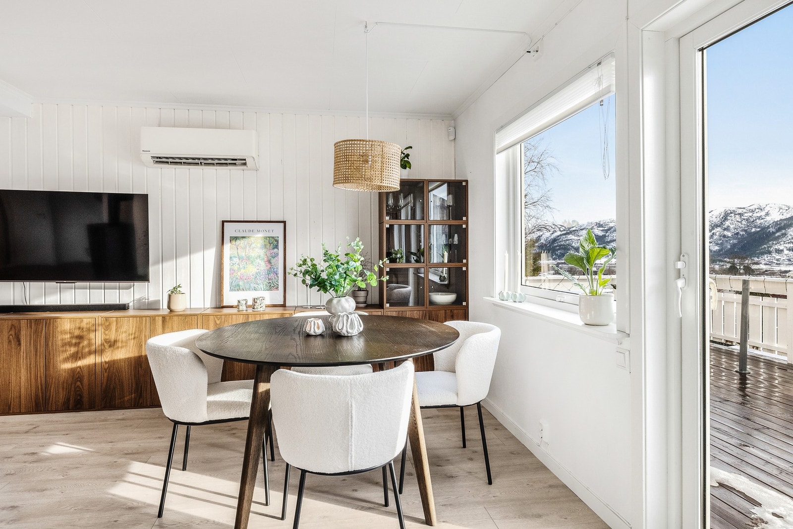 Fra stuen er det utgang til koselig veranda Galleribilde