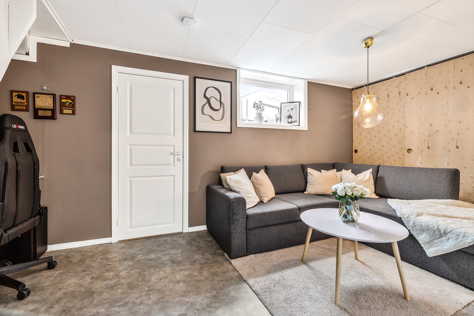 Kjelleren består av stue, vaskerom, rom innredet til soverom og bod Galleribilde