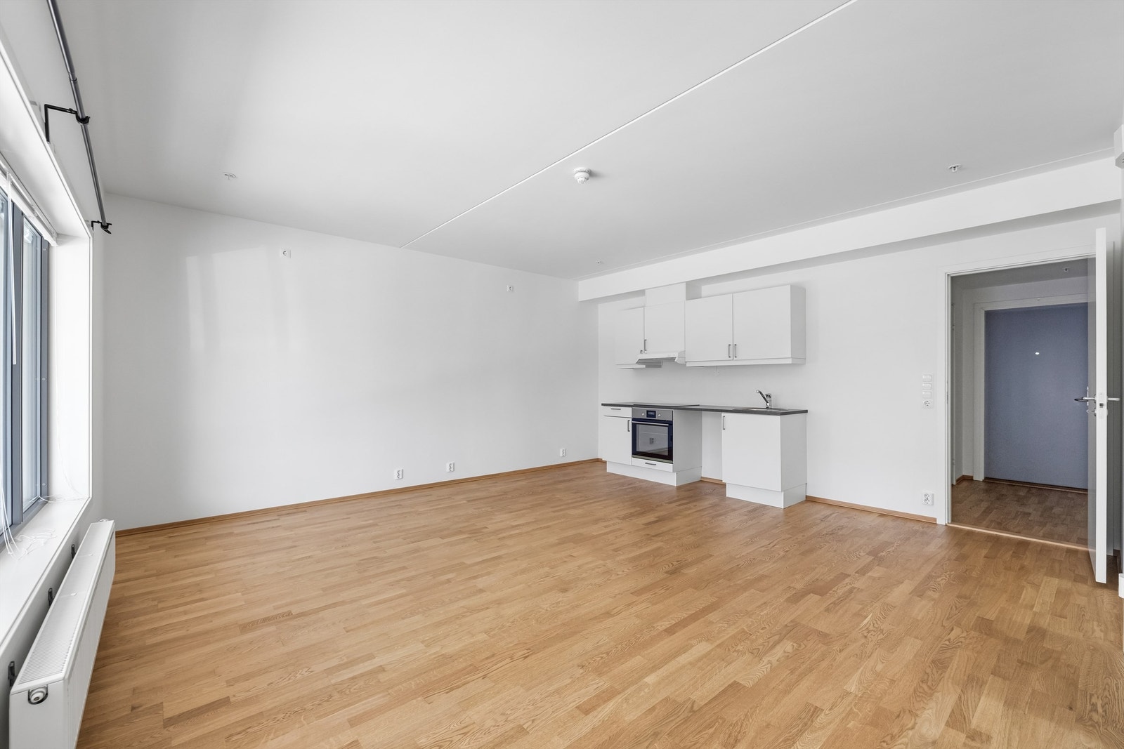 Stue/kjøkken området er romslig med mulighet til å sette inn et spisebord. Galleribilde