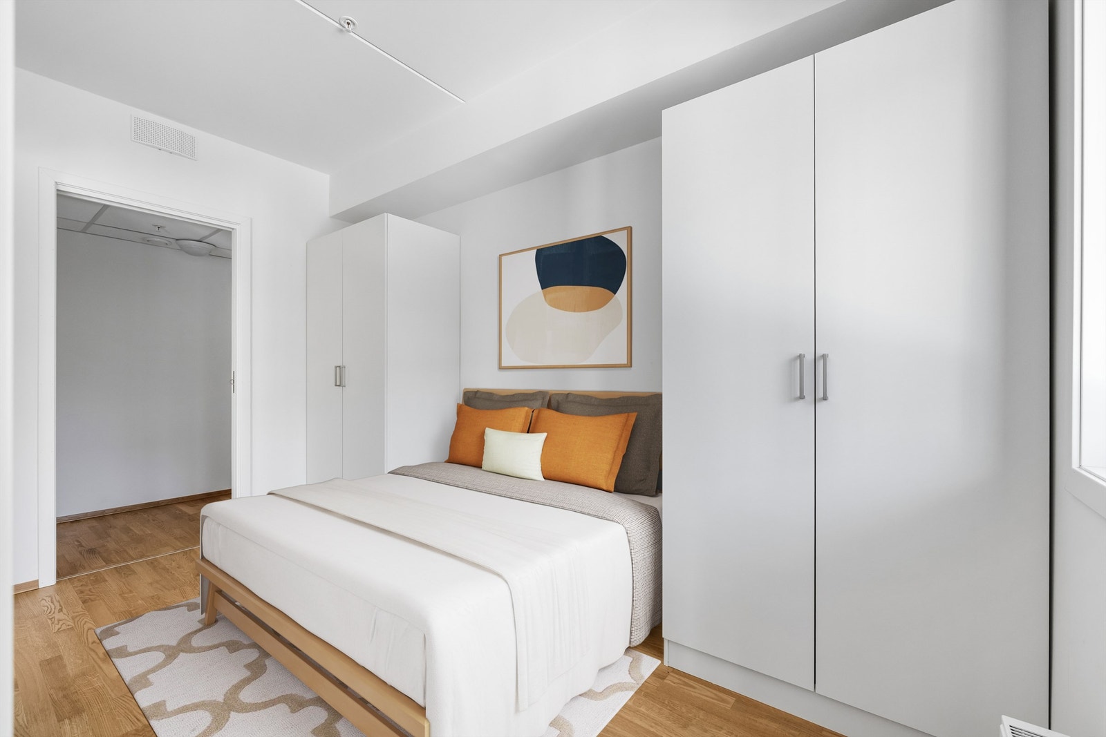 God plass til dobbeltseng og klesoppbevaring i de fastmonterte garderobeskapene. Bildet er digital stylet. Galleribilde