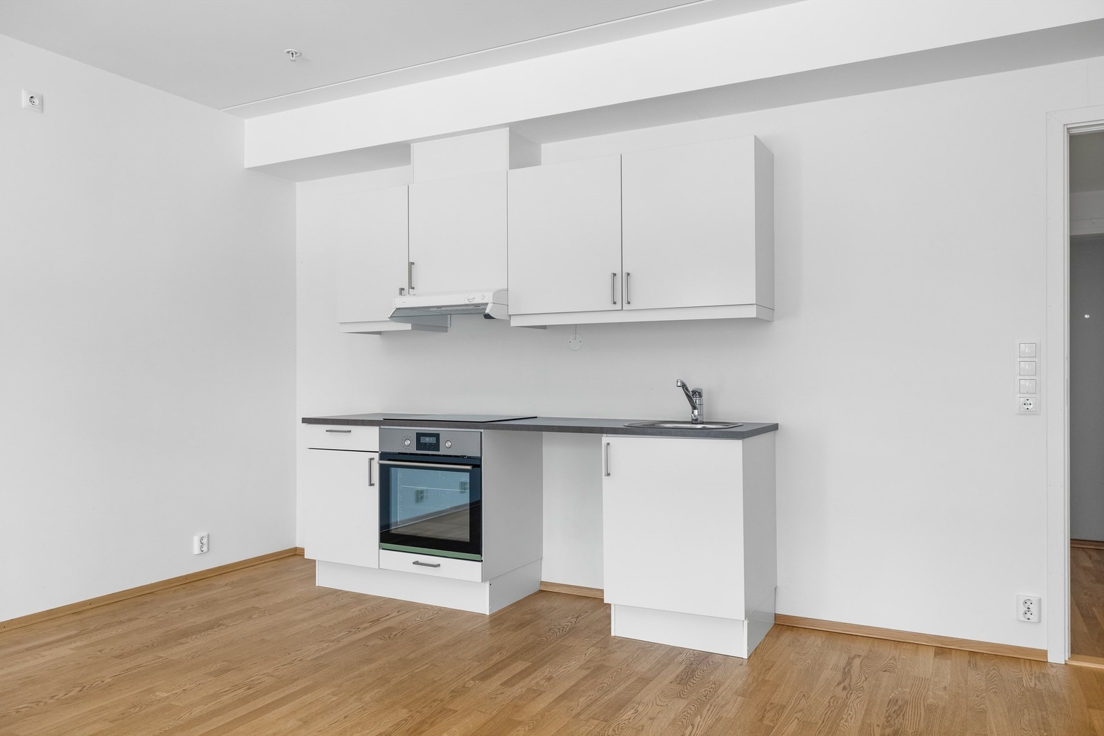 Kjøkkenet består av komfyr, platetopp, komfyrvakt og opplegg for oppvaskmaskin. Galleribilde