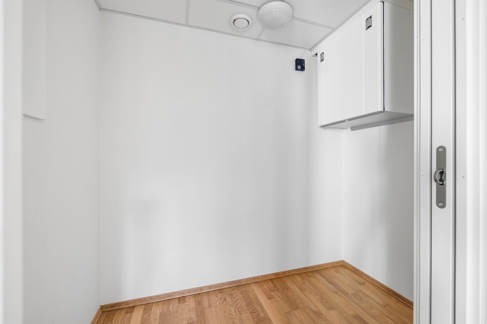 Direkte adgang til en bod, som vil kunne fungere perfekt som en walk-in garderobe. Galleribilde