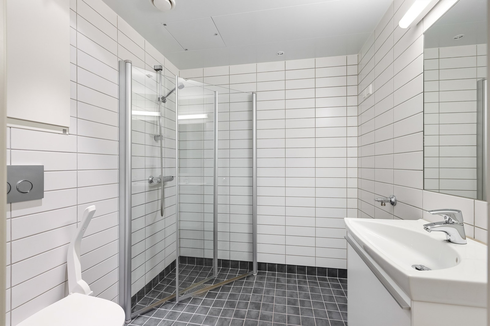 Leilighetens baderom består av flislagt gulv med gulvvarme og flislagte vegger. Galleribilde