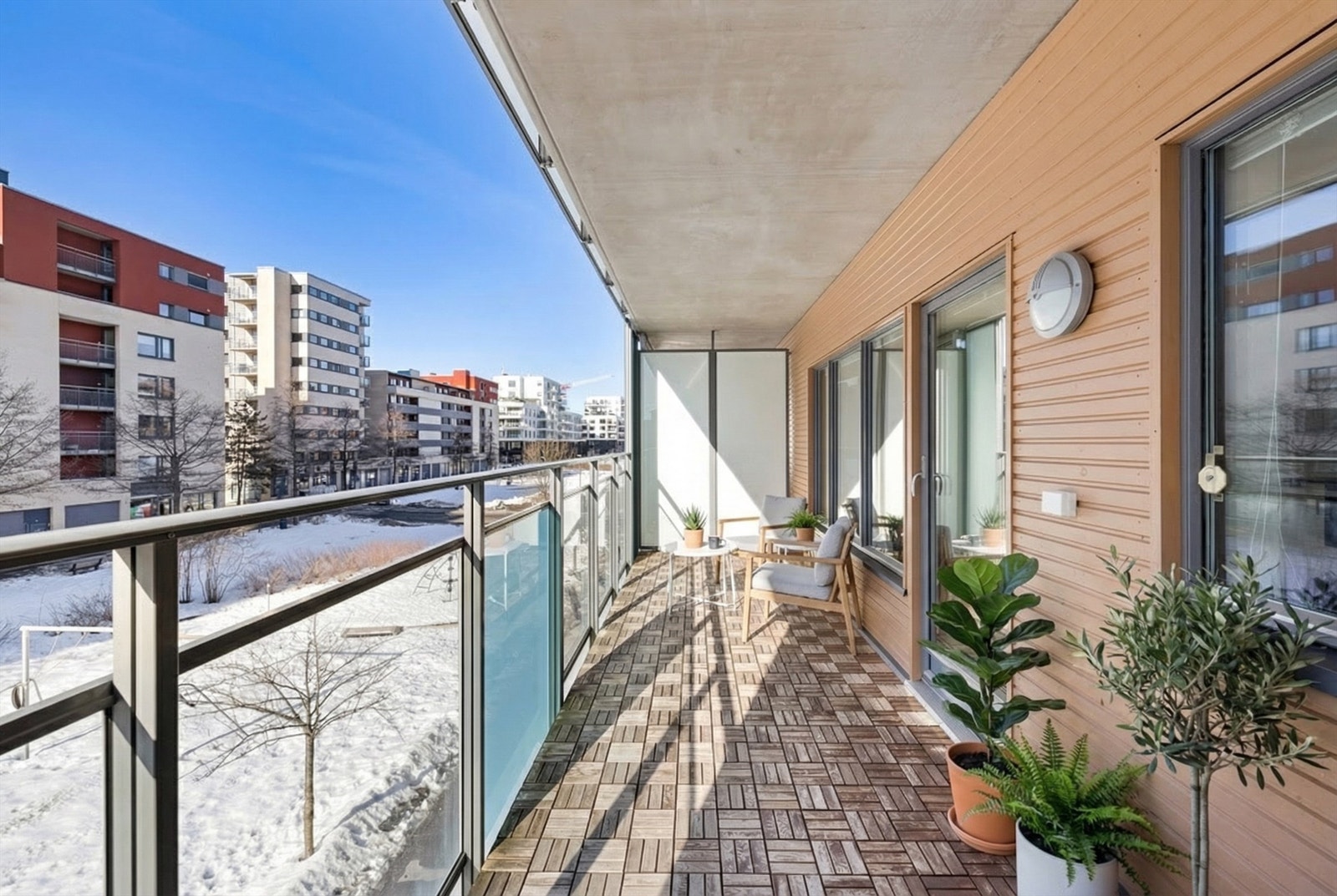 Balkongen fungerer som en forlengelse av stuen og er perfekt på varmere dager. Bildet er digital stylet. Galleribilde