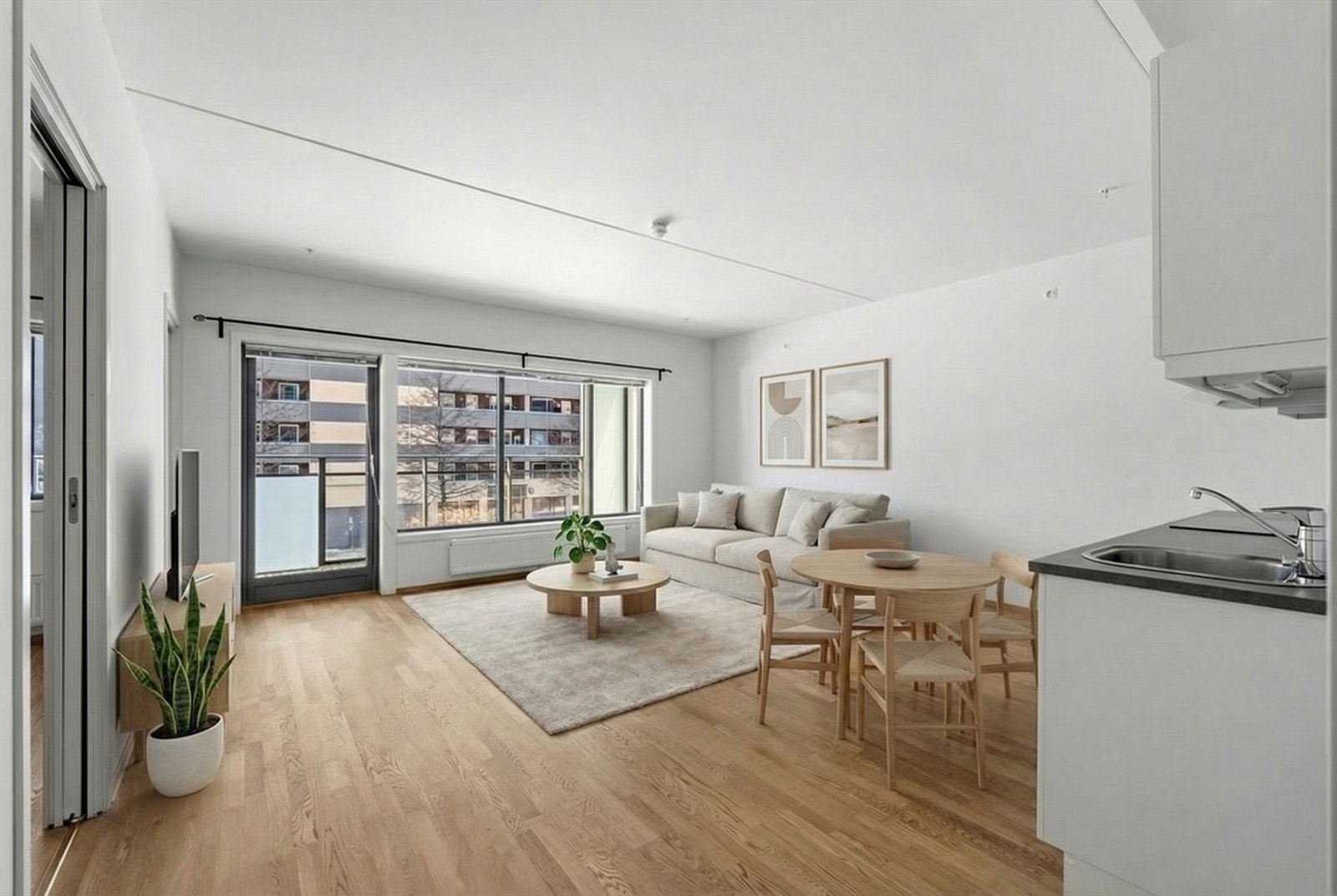 De store vindusflatene slipper inn rikelig med naturlig lys, og gir en romslig følelse. Bildet er digital stylet. Galleribilde