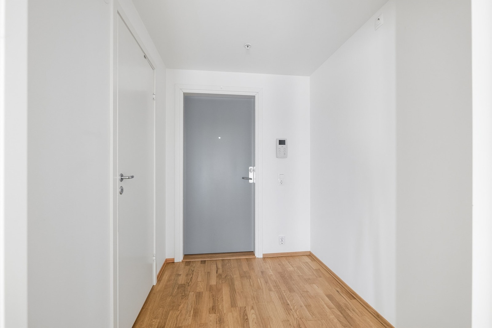 Her har du god plass til å ta imot gjester og henge fra deg yttertøy. Galleribilde