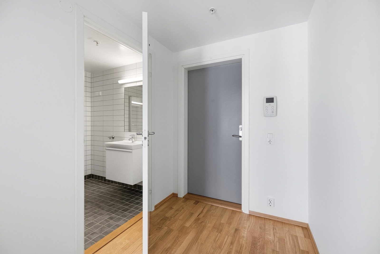 Velkommen inn til en romslig entré. Galleribilde