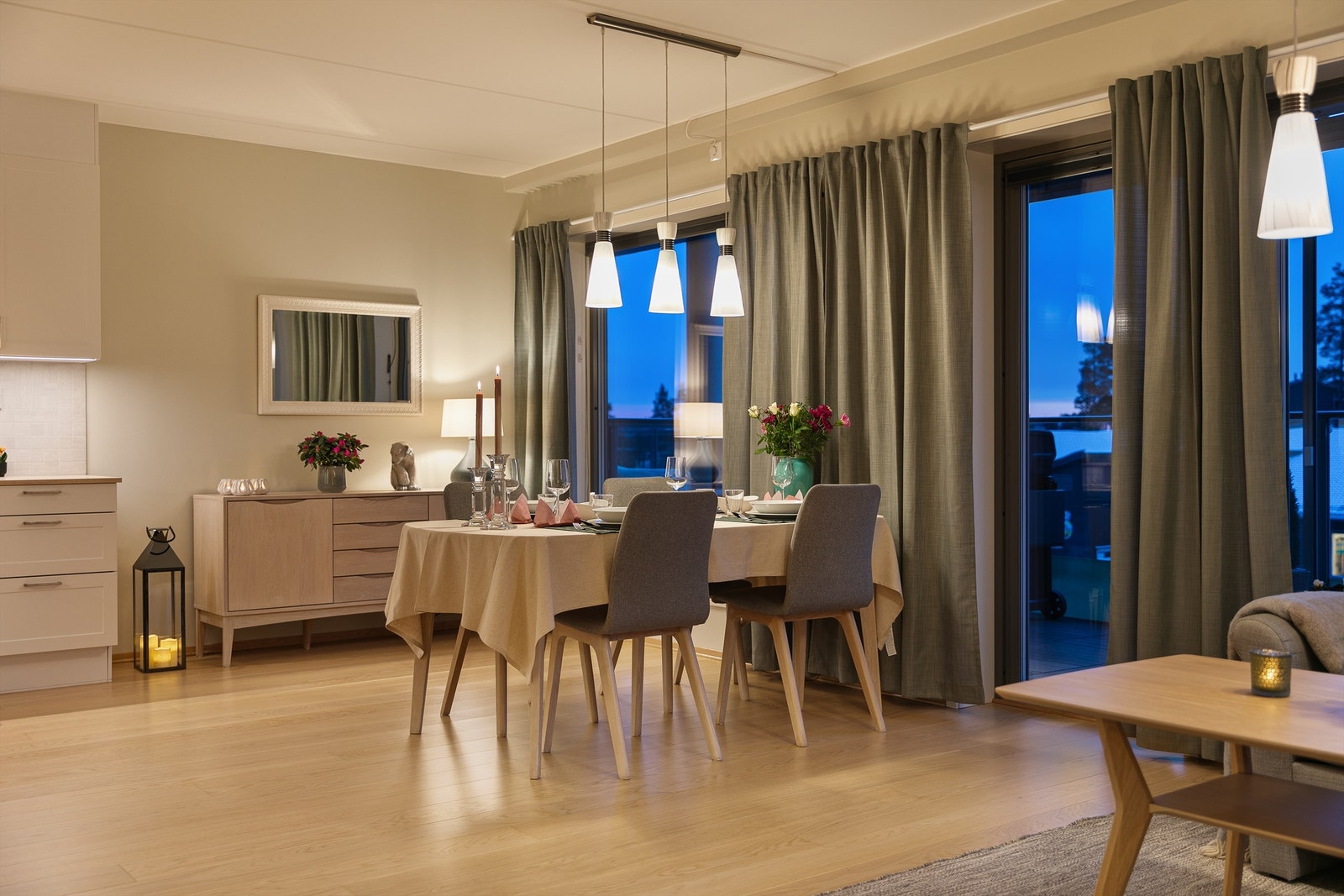 Det er rikelig med plass til å etablere en stor spisestueløsning i det åpne arealet. Galleribilde