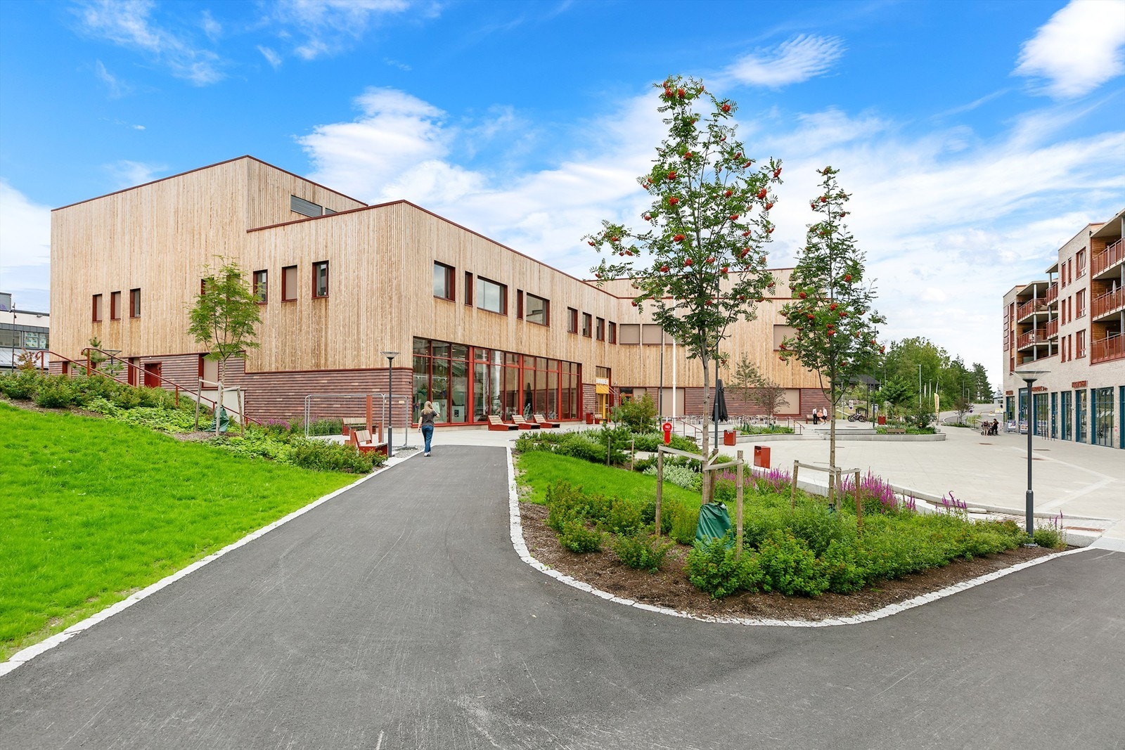 Torg med Ravinen innbyggertorg og helsestasjon i Rælingen Galleribilde