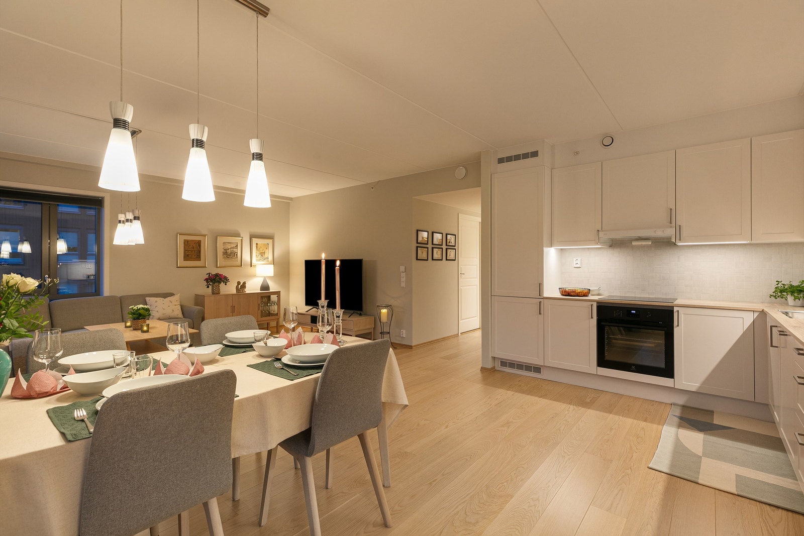 Velkommen til Tristilvegen 25! En åpen og lekker 4-roms leilighet med sørvendt balkong på 21 m². Garasjeplass og heis. Galleribilde