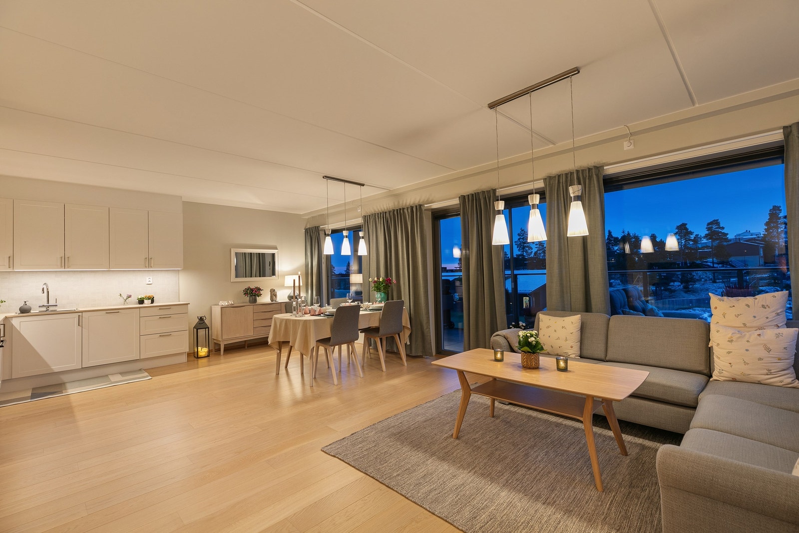 Åpen stue/spisestue løsning med store vindusflater. Galleribilde