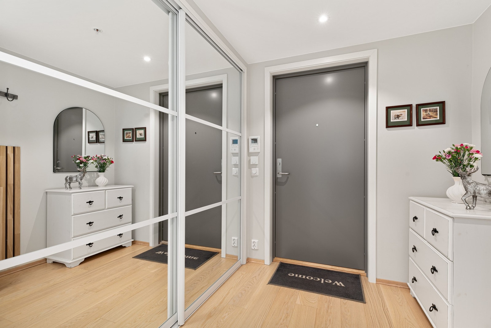 Velkommen inn i en romslig entré med god plass til yttertøy og sko bak en stor skyvedørsgarderobe. Her er det også dørcallinganlegg. Galleribilde